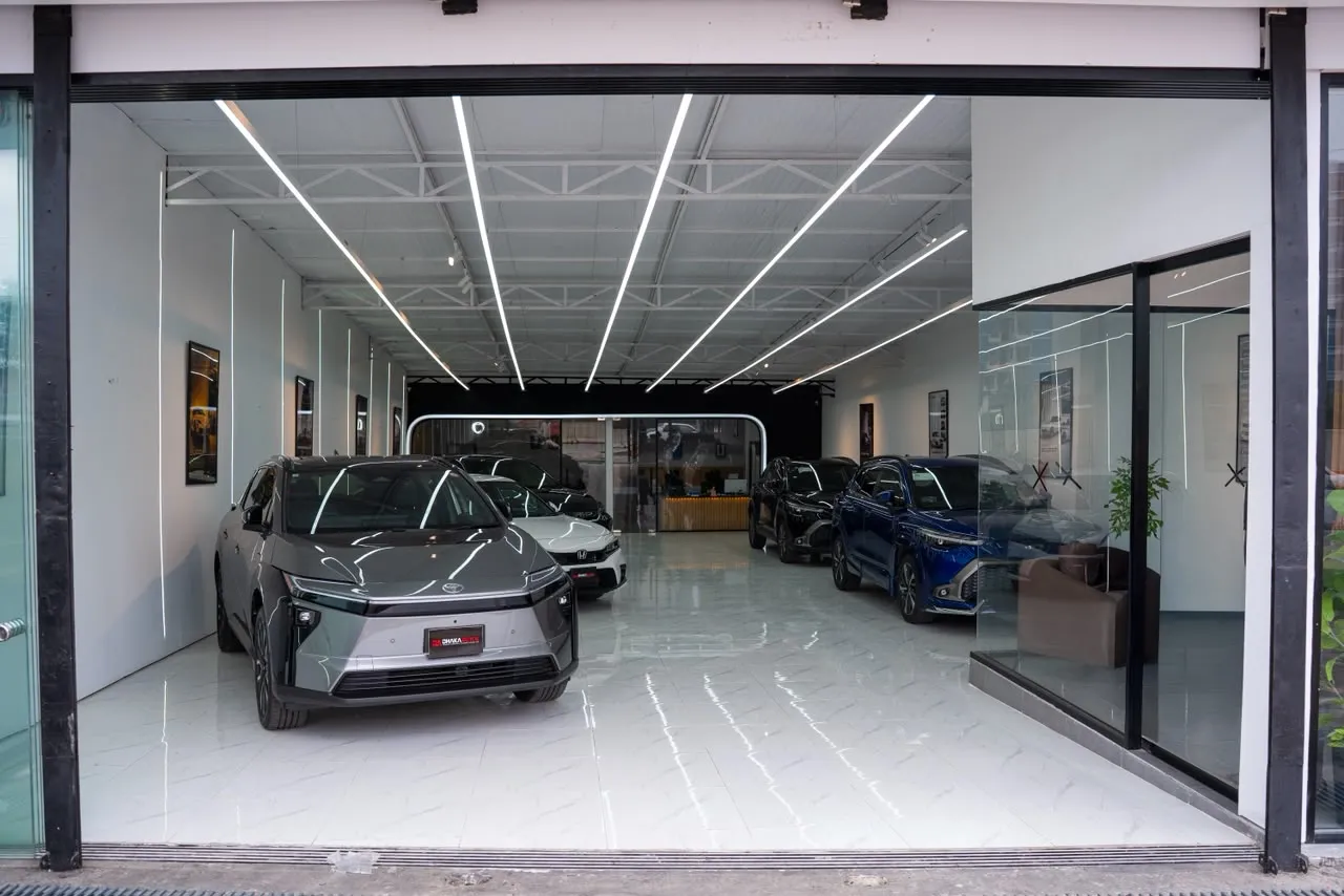 Showroom entrance from the street